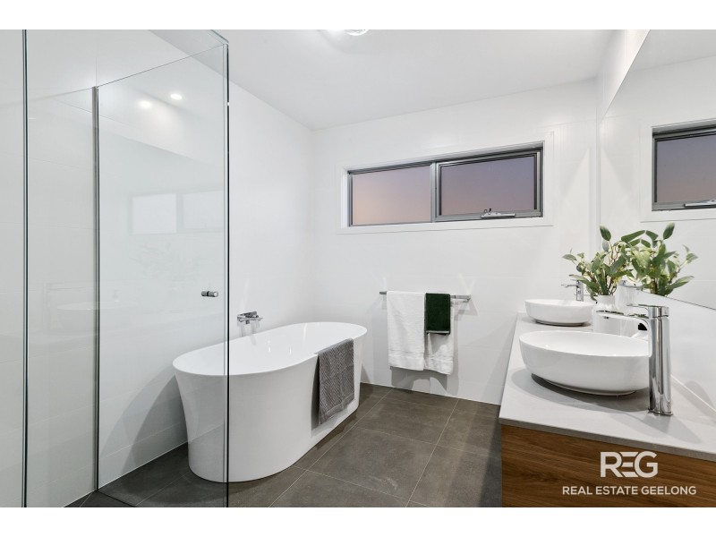 37 STONELEIGH CRESCENT, Highton VIC 3216