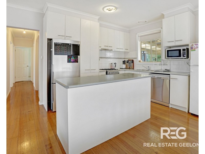 8 Higgins Court, Breakwater VIC 3219