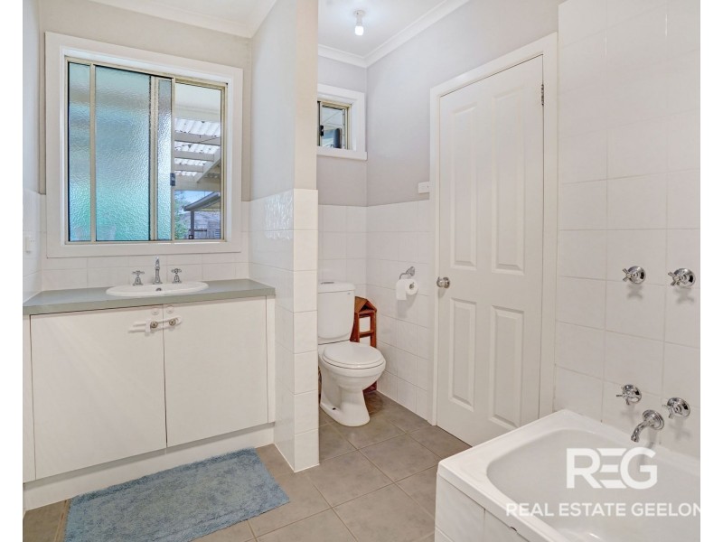 8 Higgins Court, Breakwater VIC 3219