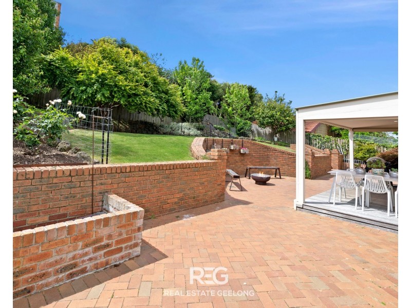 9 Lansbury Crescent, Highton VIC 3216