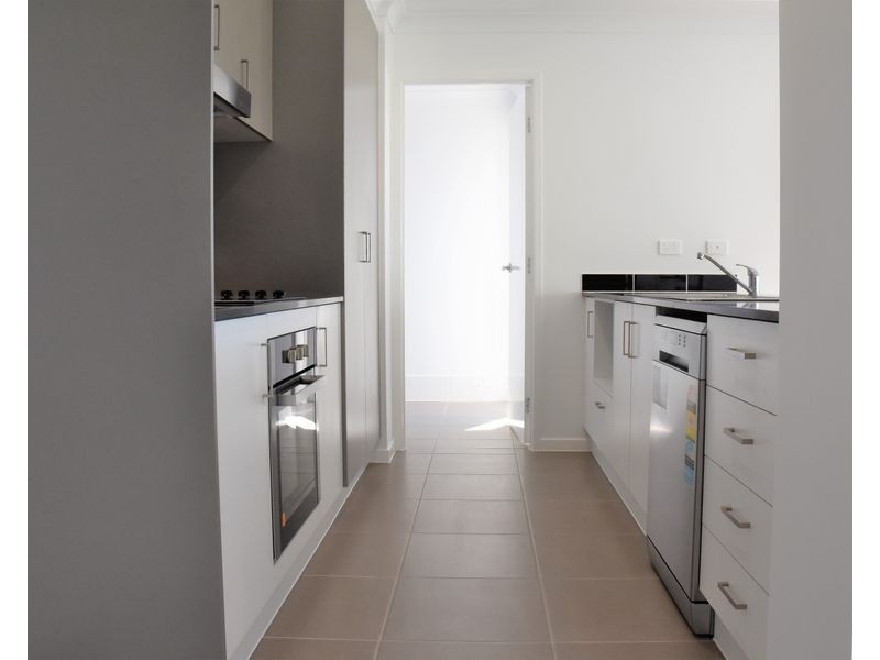 8 Sawyer Street, Spring Mountain QLD 4124