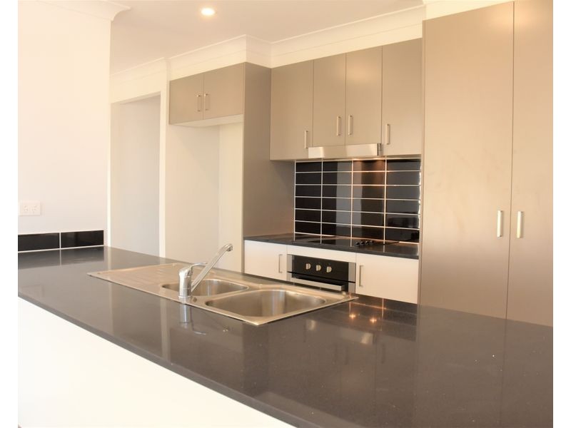 8 Sawyer Street, Spring Mountain QLD 4124