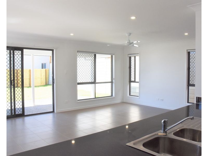 8 Sawyer Street, Spring Mountain QLD 4124