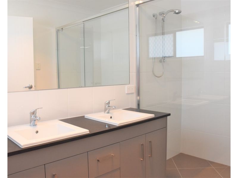 8 Sawyer Street, Spring Mountain QLD 4124