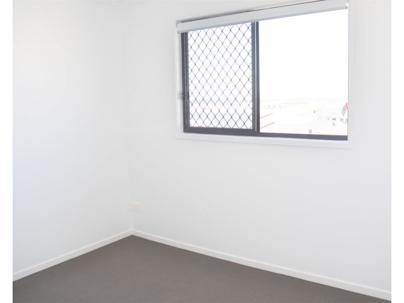 8 Sawyer Street, Spring Mountain QLD 4124