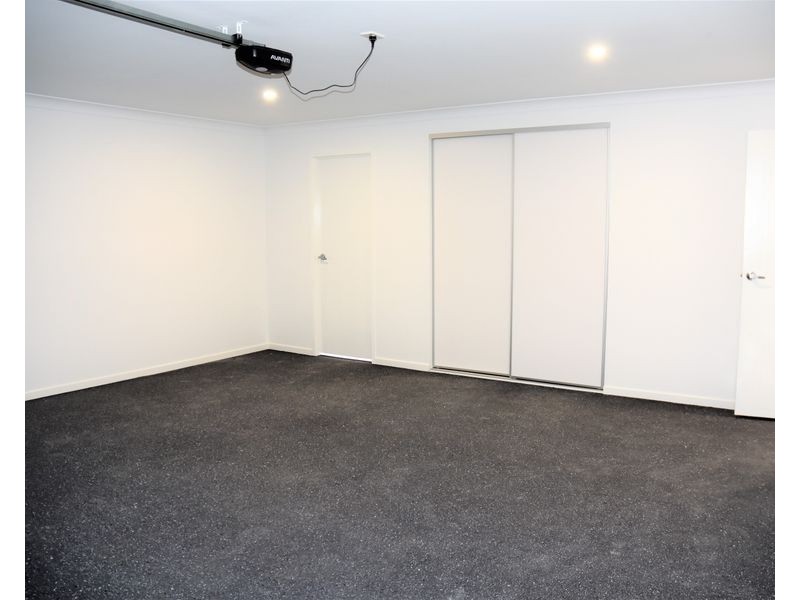 8 Sawyer Street, Spring Mountain QLD 4124