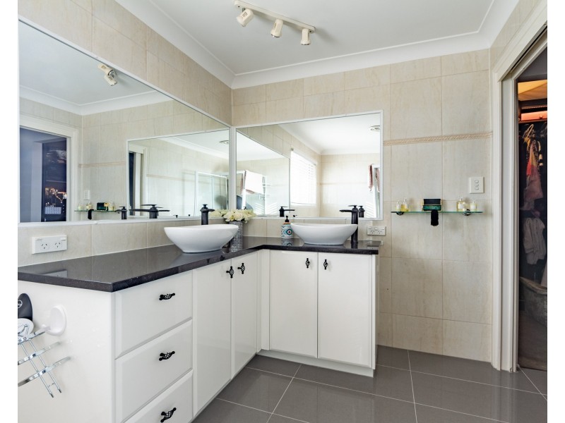 22 CHESTNUT DRIVE, Flinders View QLD 4305