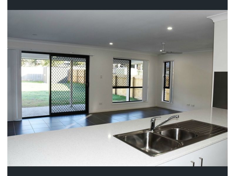18a CURRAWONG DRIVE, Birkdale QLD 4159