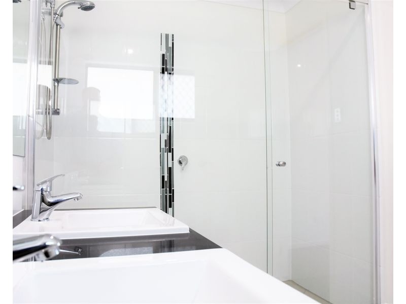 18a CURRAWONG DRIVE, Birkdale QLD 4159
