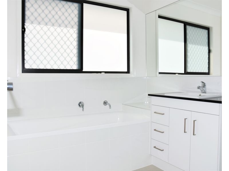 18a CURRAWONG DRIVE, Birkdale QLD 4159
