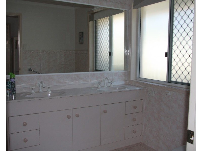 2 Notre Dame Court, Varsity Lakes QLD 4227