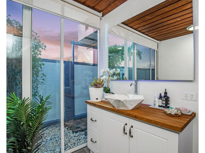 9 Lergessner Street, Biggera Waters QLD 4216
