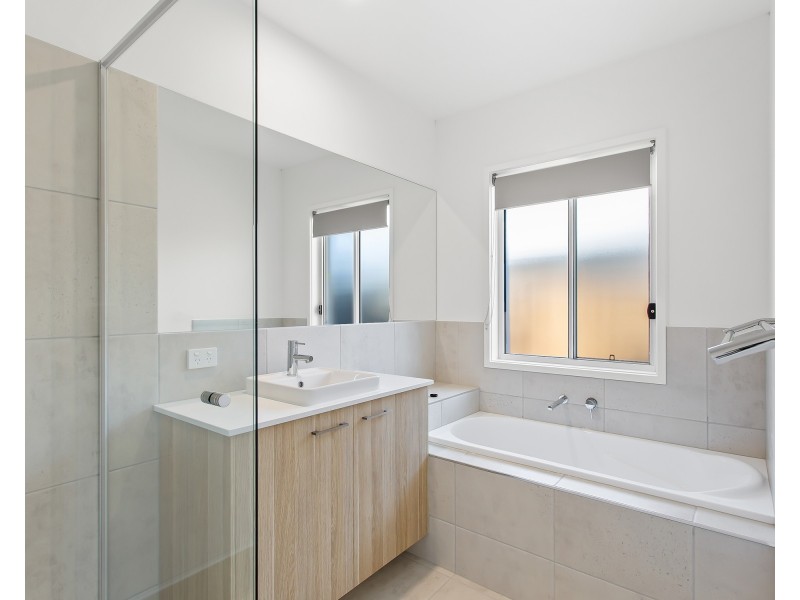 38 Ocean Place, Beachmere QLD 4510