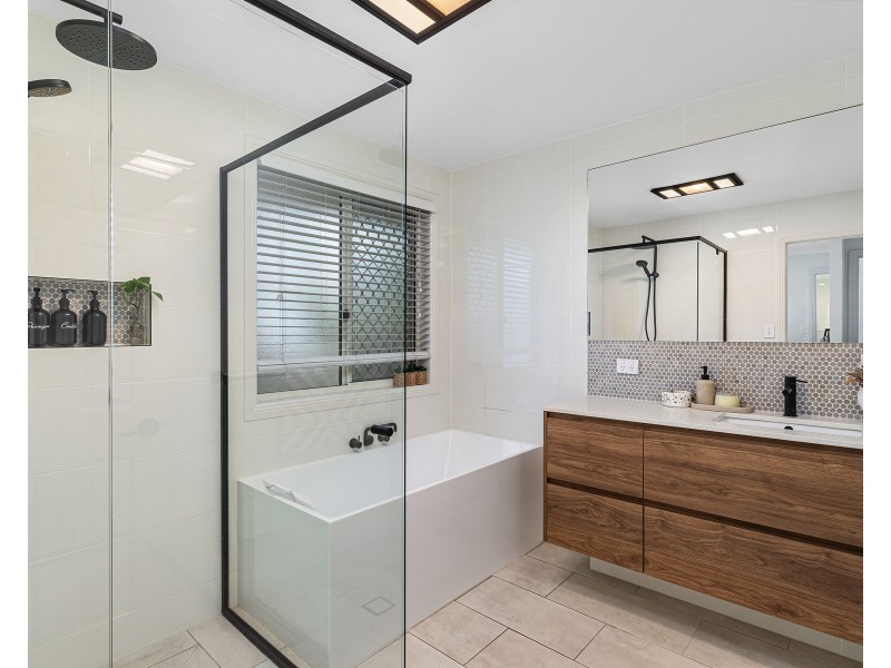 7 Cassowary Drive, Burleigh Waters QLD 4220