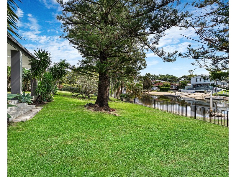7 PARK AVENUE, Broadbeach Waters QLD 4218