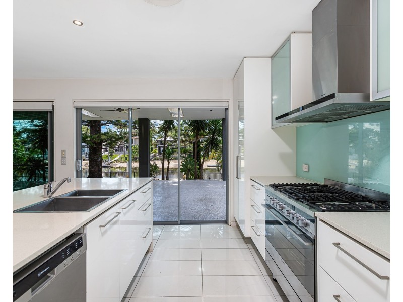 7 PARK AVENUE, Broadbeach Waters QLD 4218