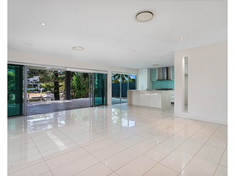 7 PARK AVENUE, Broadbeach Waters QLD 4218