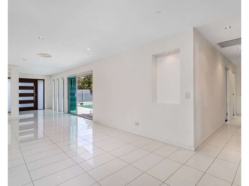 7 PARK AVENUE, Broadbeach Waters QLD 4218