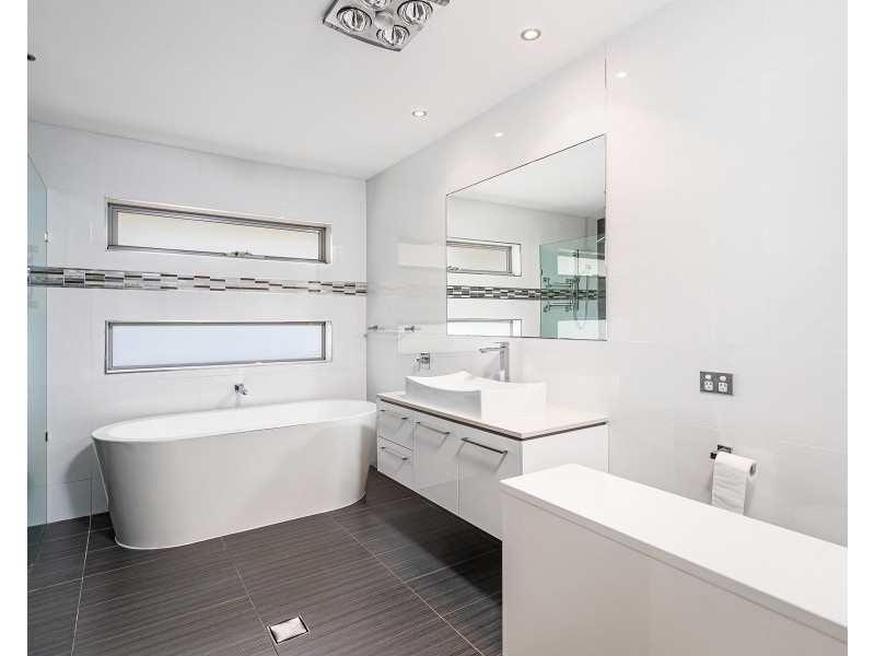 7 PARK AVENUE, Broadbeach Waters QLD 4218