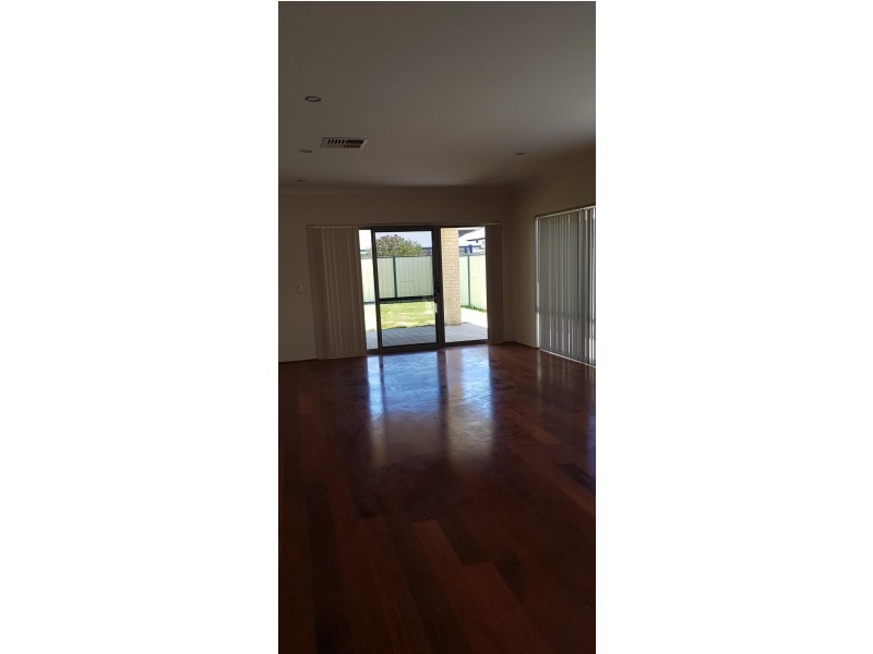 10 Johnsonia Bend, Hammond Park WA 6164