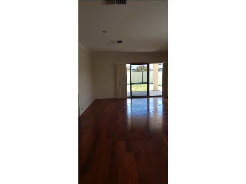 10 Johnsonia Bend, Hammond Park WA 6164