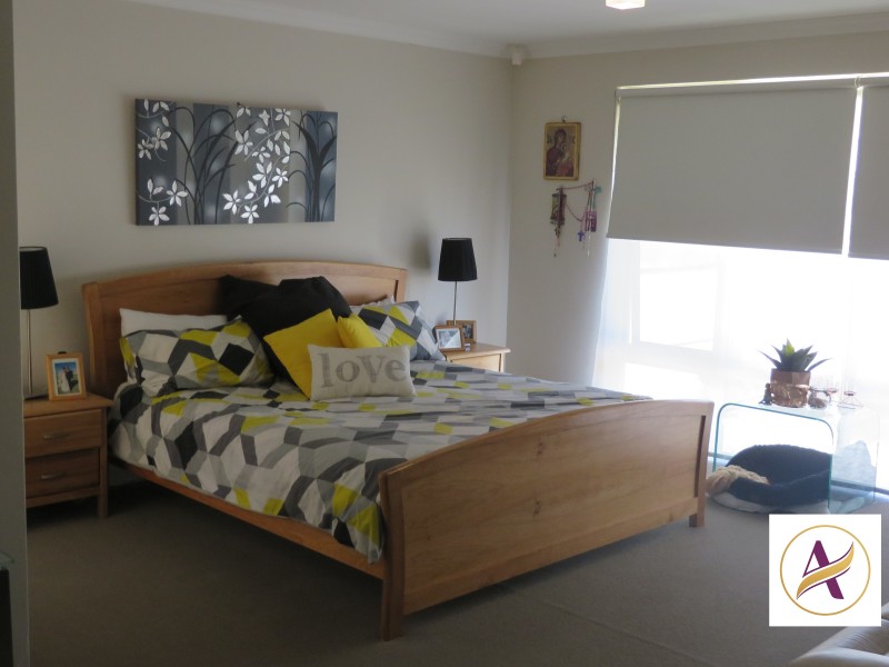 16 Moonah Way, Hammond Park WA 6164