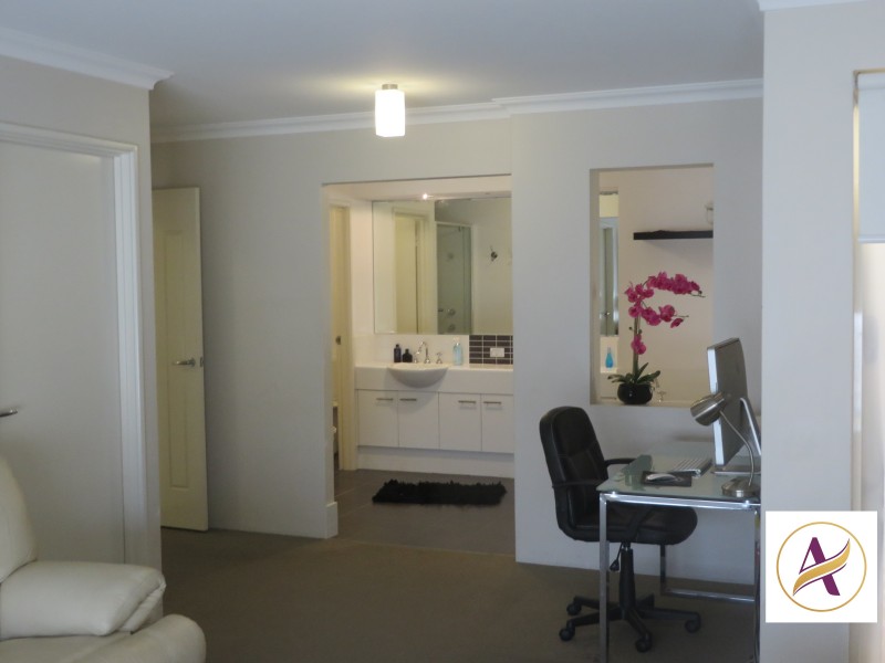 16 Moonah Way, Hammond Park WA 6164