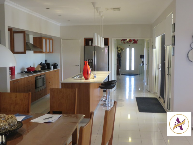 16 Moonah Way, Hammond Park WA 6164