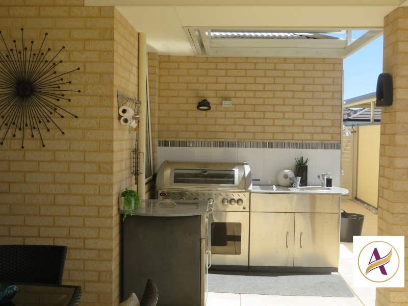 16 Moonah Way, Hammond Park WA 6164