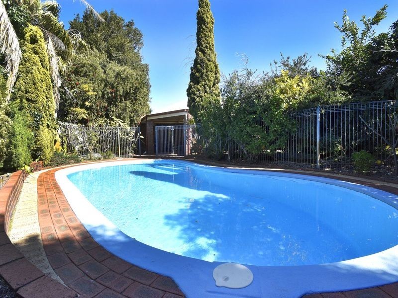 9 Waterloo Court, Alexander Heights WA 6064