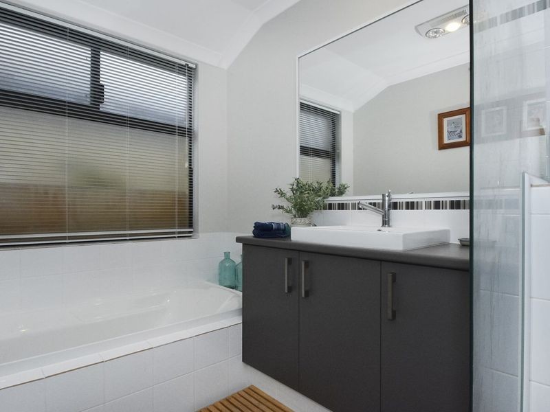 31 Syme Road, Alexander Heights WA 6064