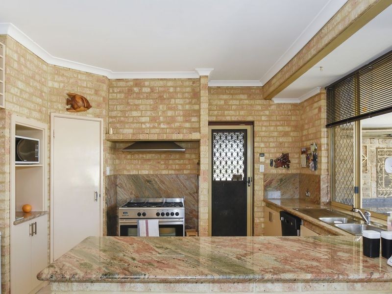 8 Cambrian Mall, Alexander Heights WA 6064