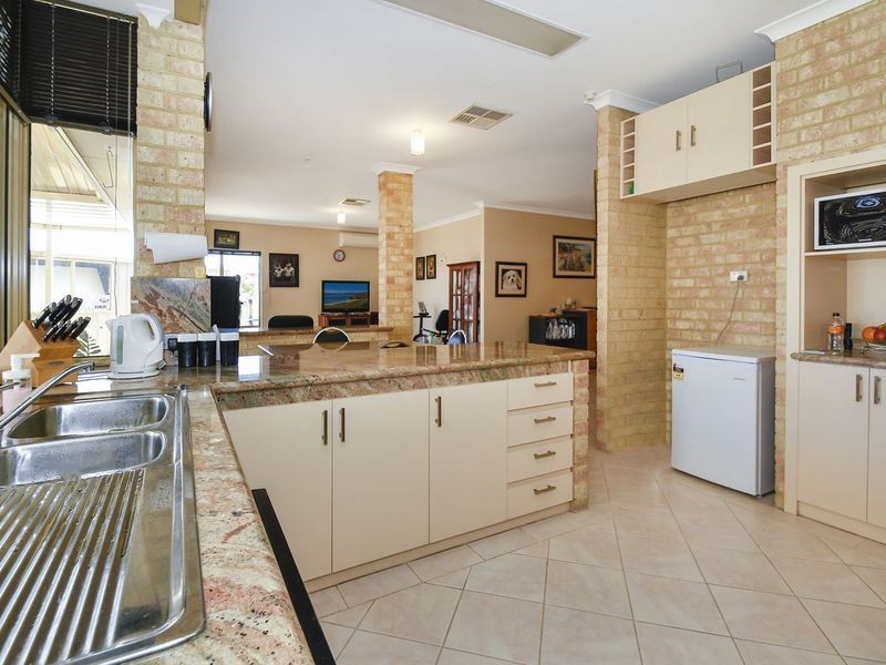 8 Cambrian Mall, Alexander Heights WA 6064