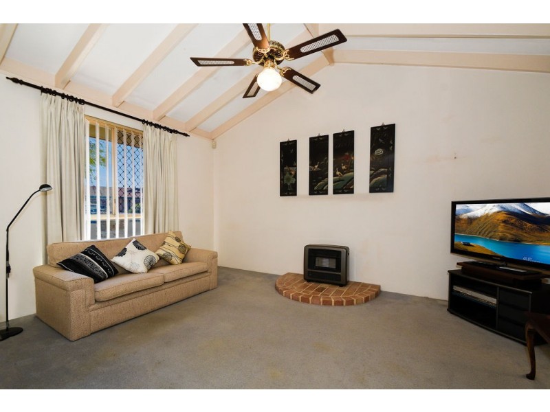 1 CARMIL PLACE, Alexander Heights WA 6064