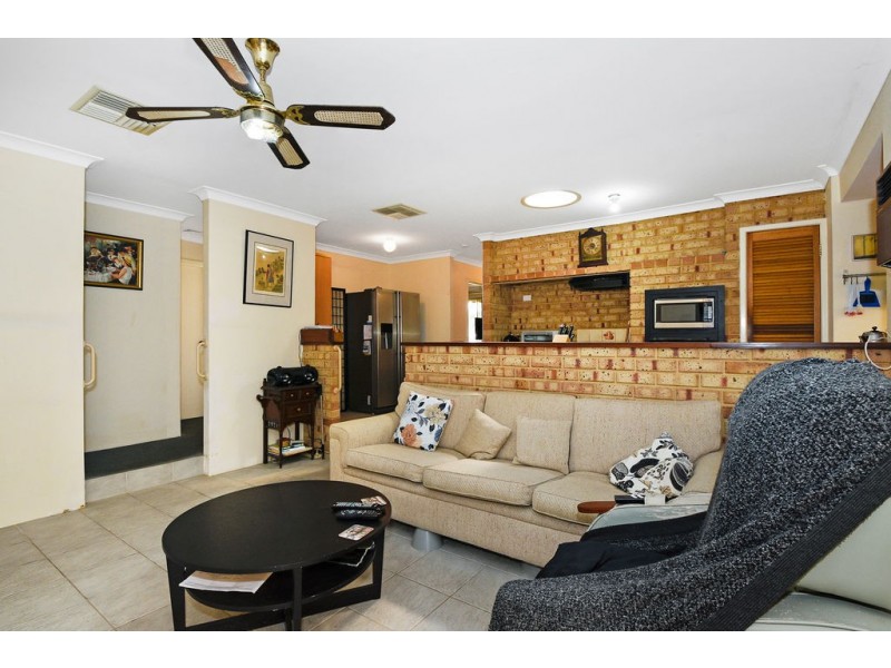 1 CARMIL PLACE, Alexander Heights WA 6064