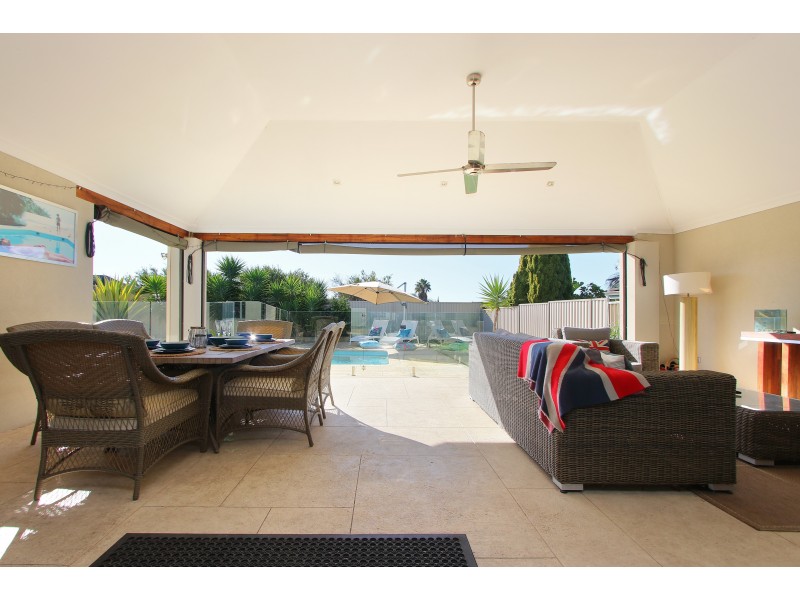 1 FEATHERTOP RISE, Alexander Heights WA 6064
