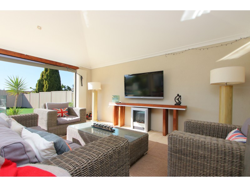 1 FEATHERTOP RISE, Alexander Heights WA 6064
