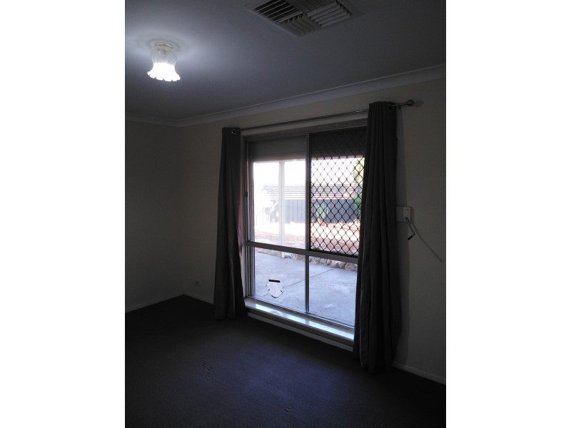 2 WOODBRIDGE CLOSE, Swan View WA 6056