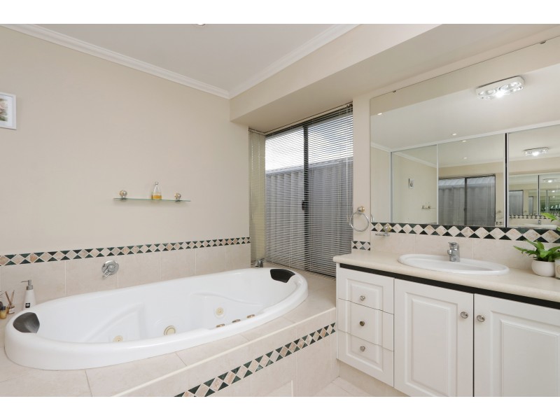 24 Woodroffe Place, Alexander Heights WA 6064