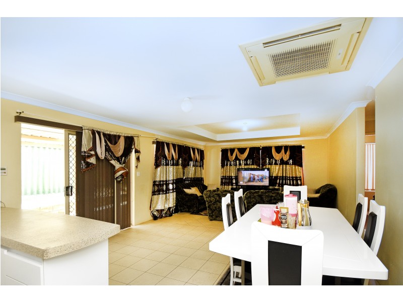 4 BENIA RISE, Alexander Heights WA 6064