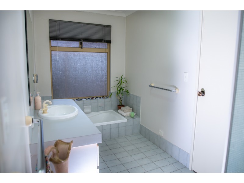 77 Addington Way, Marangaroo WA 6064