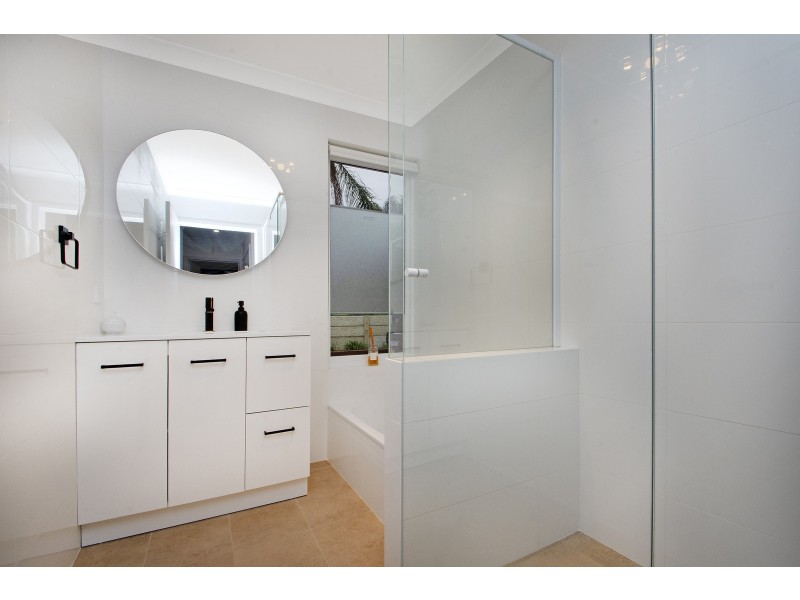 4/16 BURHAM COURT, Marangaroo WA 6064