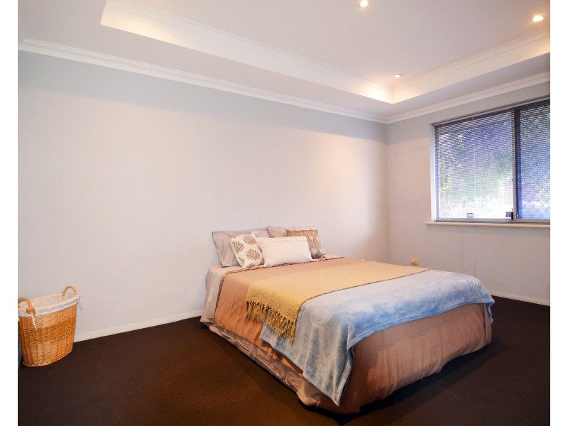 18 Whitworth Avenue, Girrawheen WA 6064