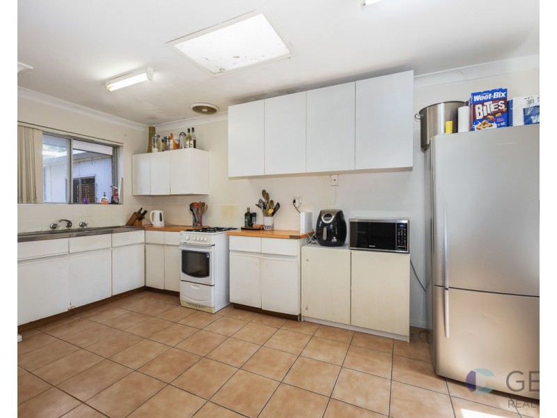 11 Rochford Way, Girrawheen WA 6064