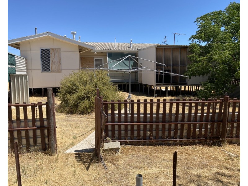 70 CAW STREET, Merredin WA 6415