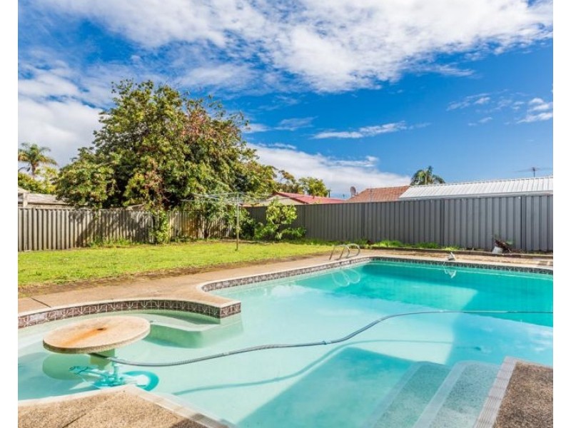 11 WAVERLEY PLACE, Dianella WA 6059