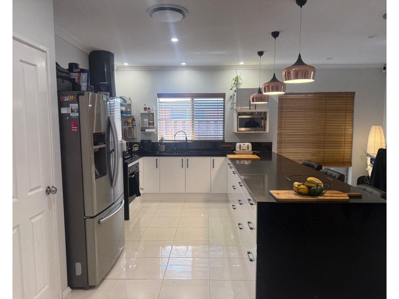 8 Bancombe Crescent, Ellenbrook WA 6069