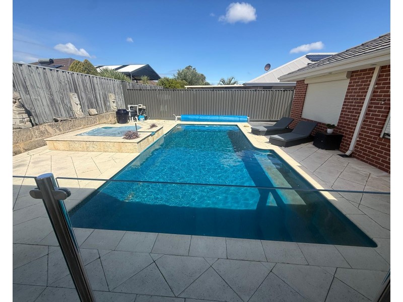 8 Bancombe Crescent, Ellenbrook WA 6069