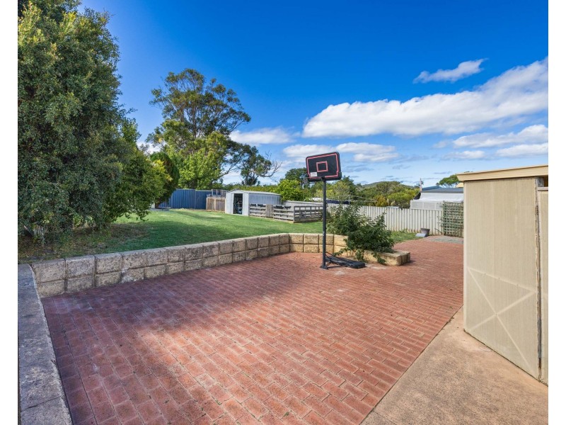 32 Whidby Street, Orana WA 6330