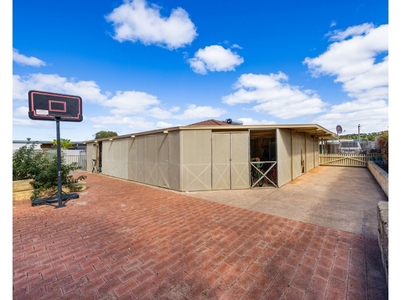32 Whidby Street, Orana WA 6330